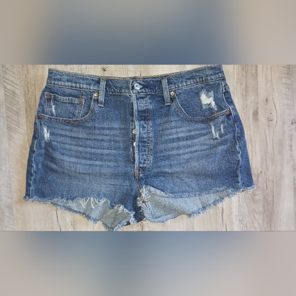 LEVI DENIM SHORTS